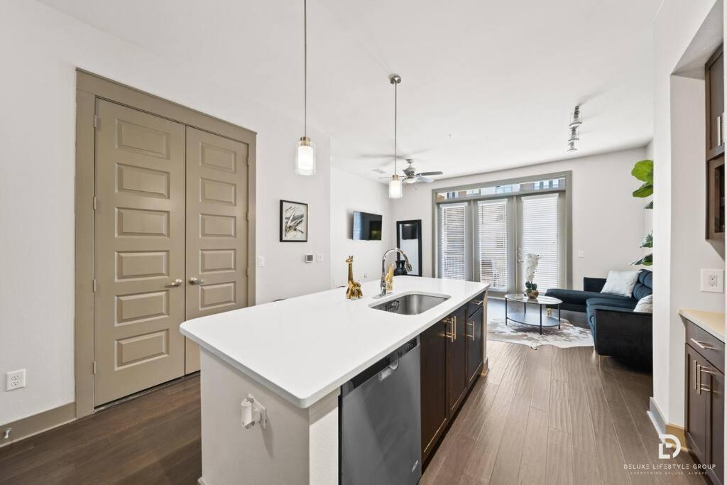 Downtown Houston Deluxe King Suite With Spa Amenities, Pool And Free Parking Extérieur photo