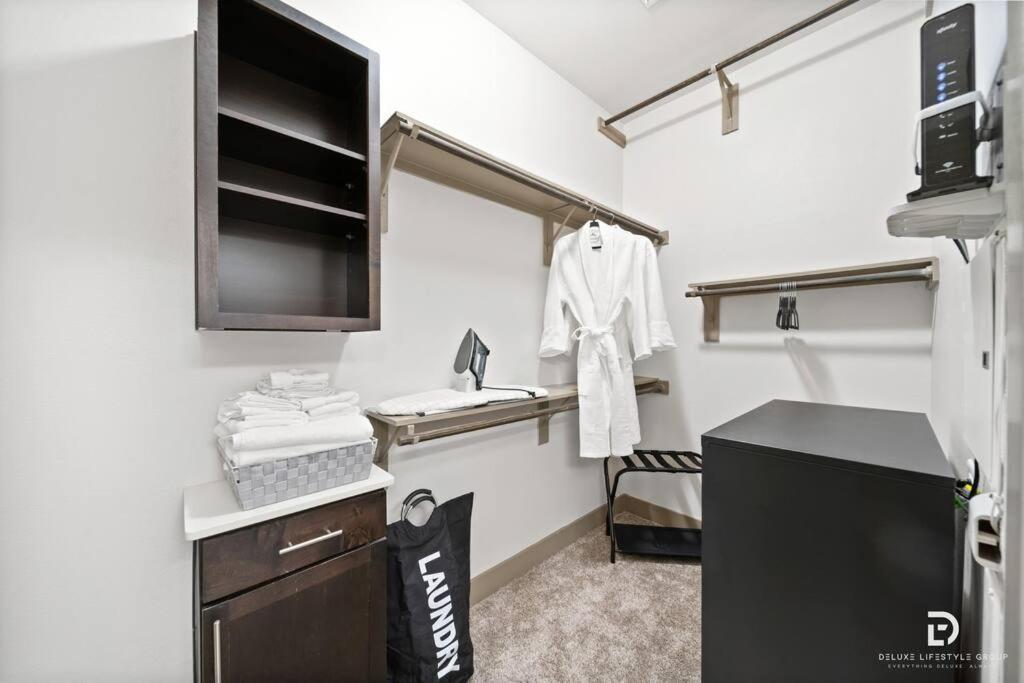 Downtown Houston Deluxe King Suite With Spa Amenities, Pool And Free Parking Extérieur photo