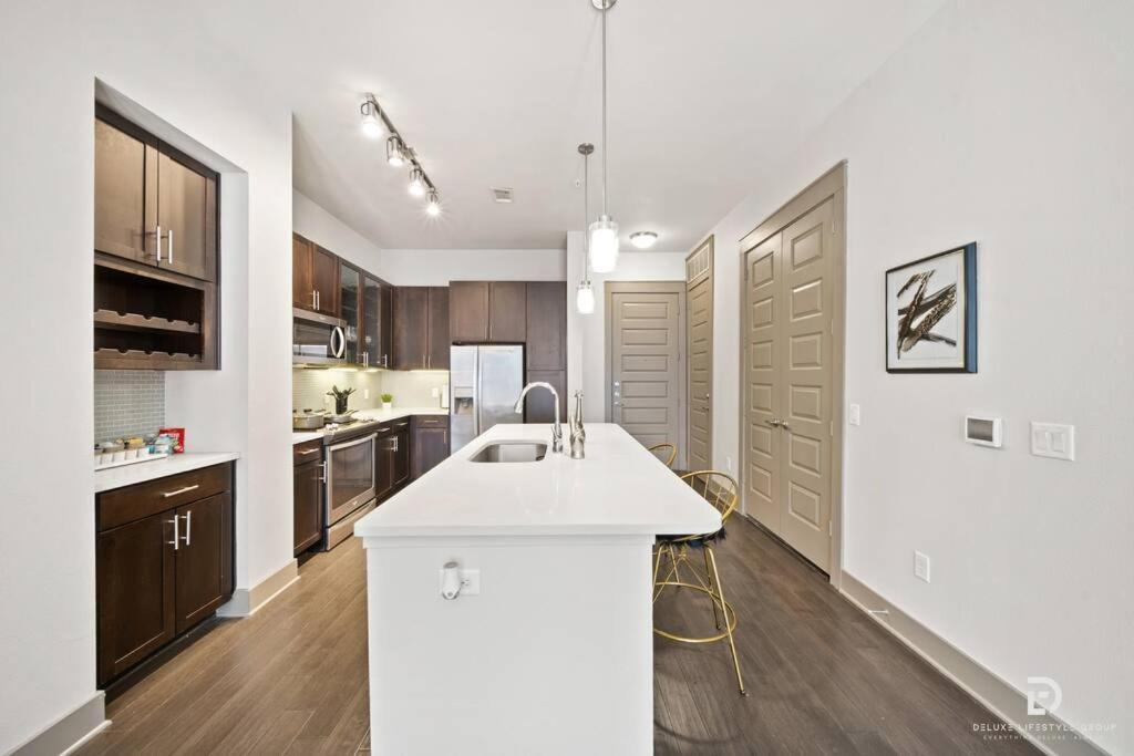 Downtown Houston Deluxe King Suite With Spa Amenities, Pool And Free Parking Extérieur photo