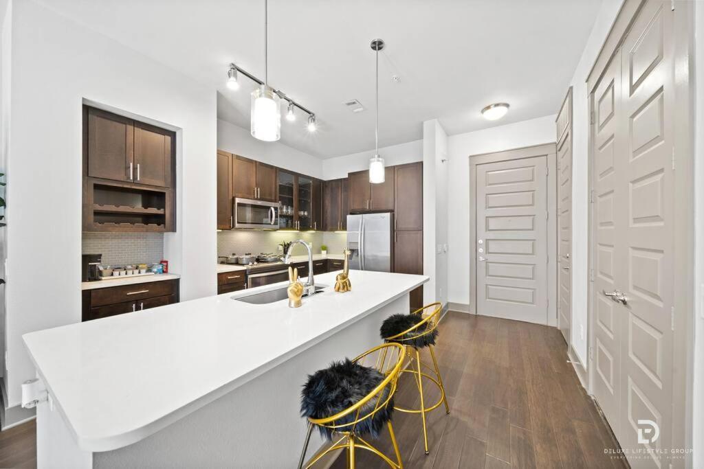 Downtown Houston Deluxe King Suite With Spa Amenities, Pool And Free Parking Extérieur photo