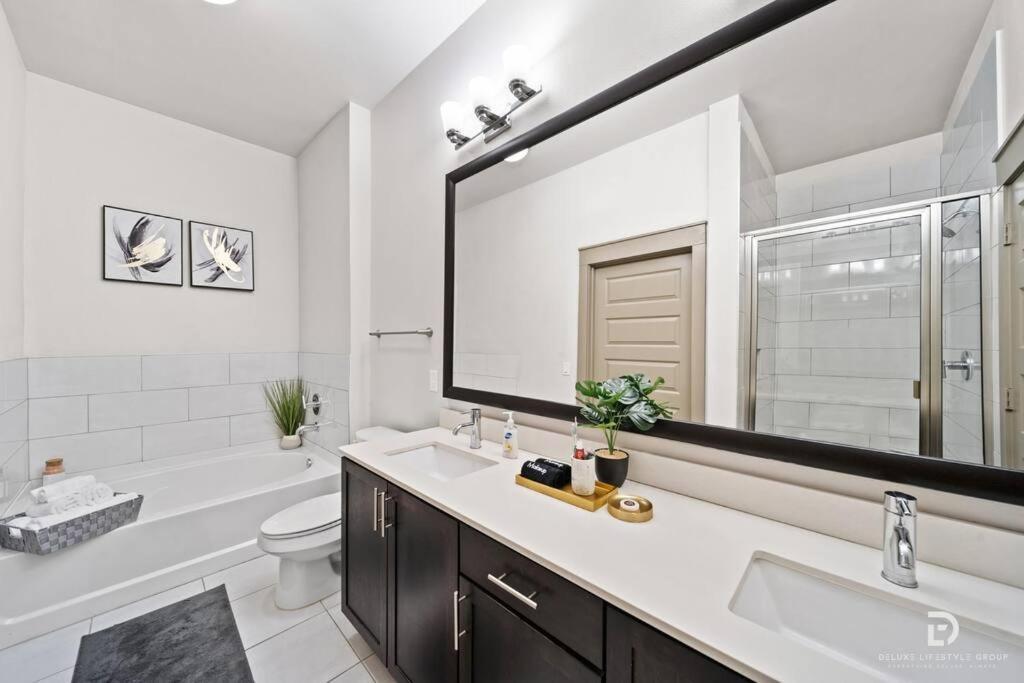 Downtown Houston Deluxe King Suite With Spa Amenities, Pool And Free Parking Extérieur photo